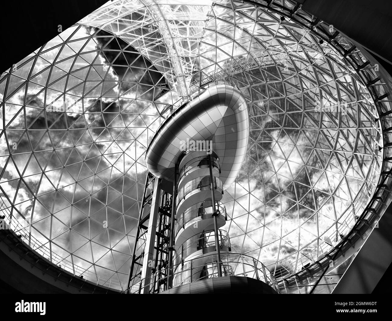 Belfast, Ulster, Royaume-Uni - 11 juin 2017. À l'intérieur d'un centre commercial brillant, moderne et futuriste de Belfast. Oui, je sais, ils ont tous la même apparence! Il pourrait s'agir de ju Banque D'Images