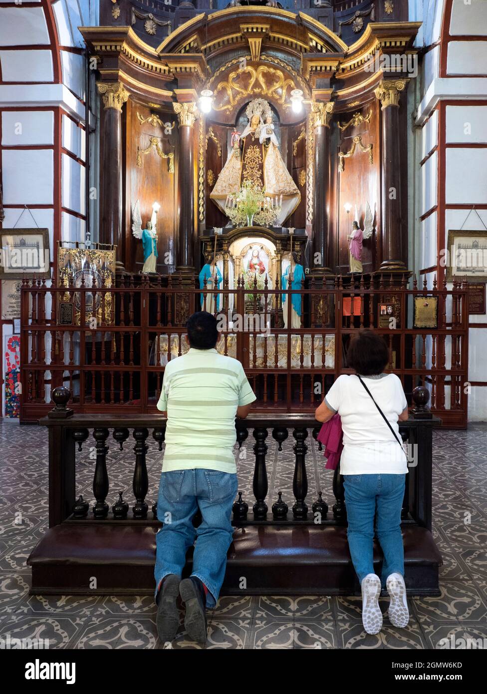 Copacabana, Bolivie - 18 mai 2018; deux personnes en balle. La basilique et le couvent de Saint François est un monument historique de Lima, au Pérou. Construit en 1673, il Banque D'Images