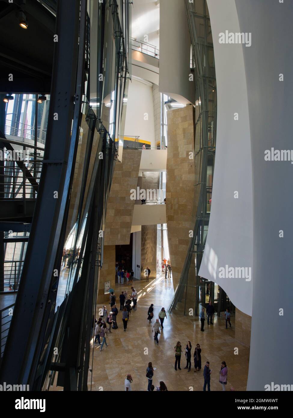 Le musée Guggenheim de Bilbao est un musée d'art moderne de renommée mondiale, conçu par l'architecte canadien-américain Frank Gehry et situé à Bilbao, en t. Banque D'Images