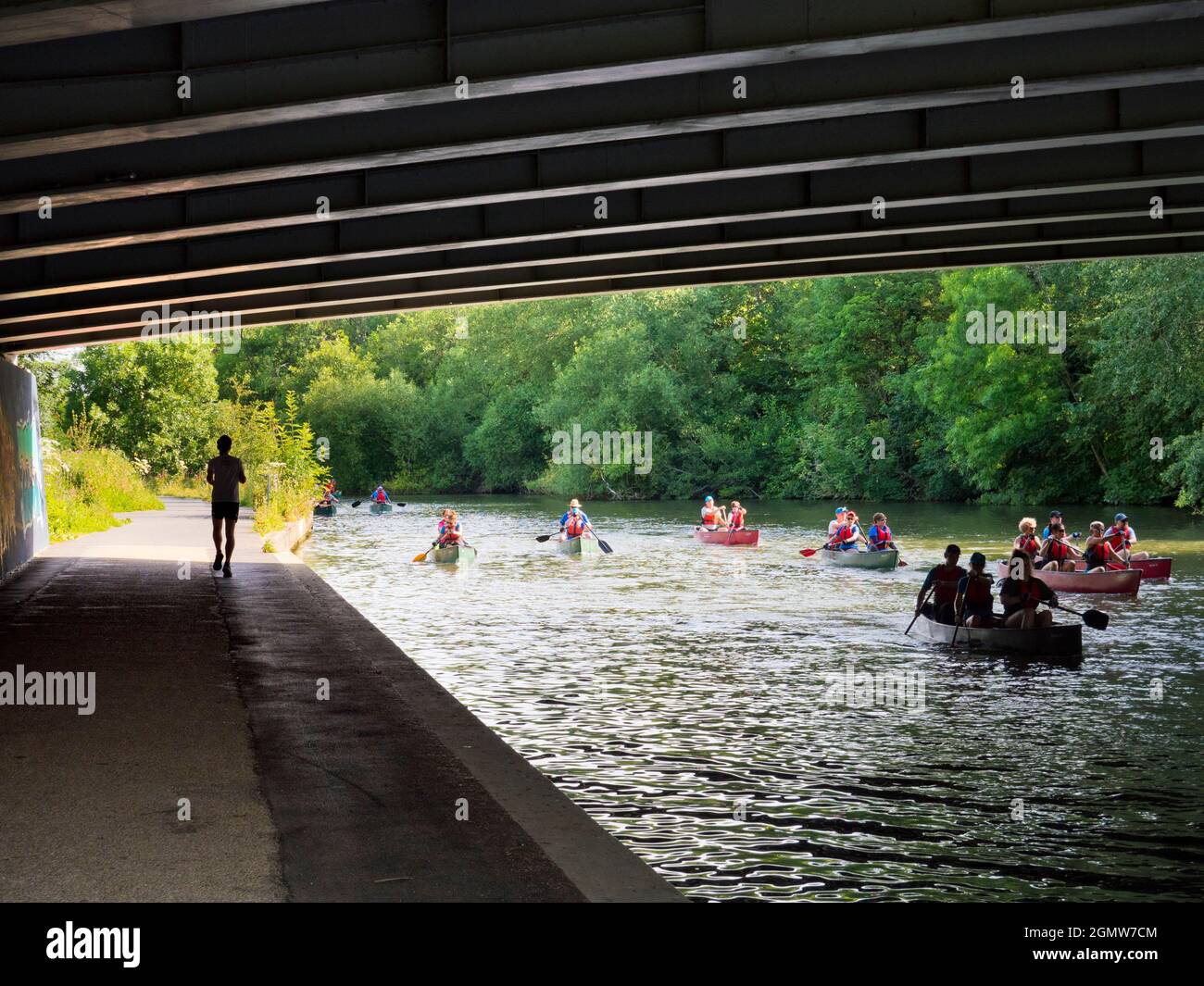 Iffley, Oxfordshire - Angleterre - le 13 juillet 2019 ; il est tôt un matin d'été, et je suis sur ma promenade quotidienne. Je suis sous un vieux pont à travers la Thames Rive Banque D'Images