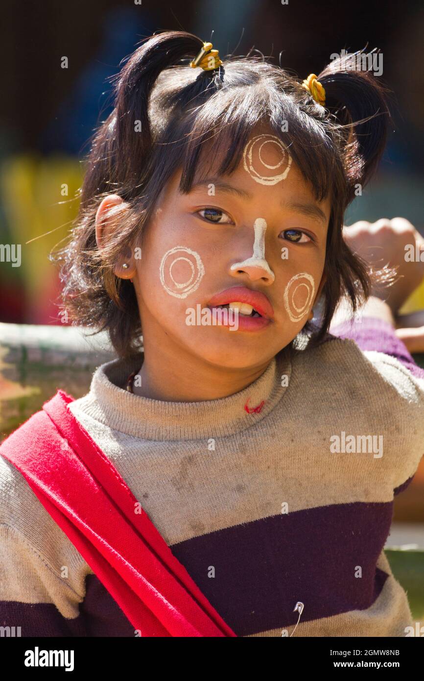 Le maquillage de Thanaka est omniprésent au Myanmar. C'est une pâte blanc jaunâtre faite d'écorce de terre. Le Thanaka est une caractéristique distinctive de la culture de Myanm Banque D'Images