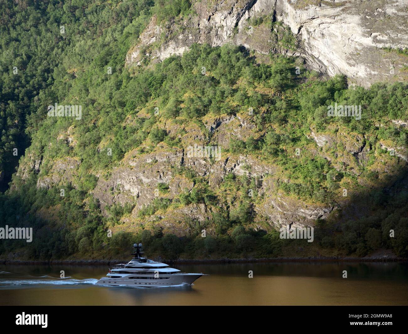 Le fjord de N¾r¿est un fjord de la municipalité d'Aurland, à Sogn og Fjordane, en Norvège. Le fjord étroit pittoresque est une branche du plus grand Sognefjord : Th Banque D'Images