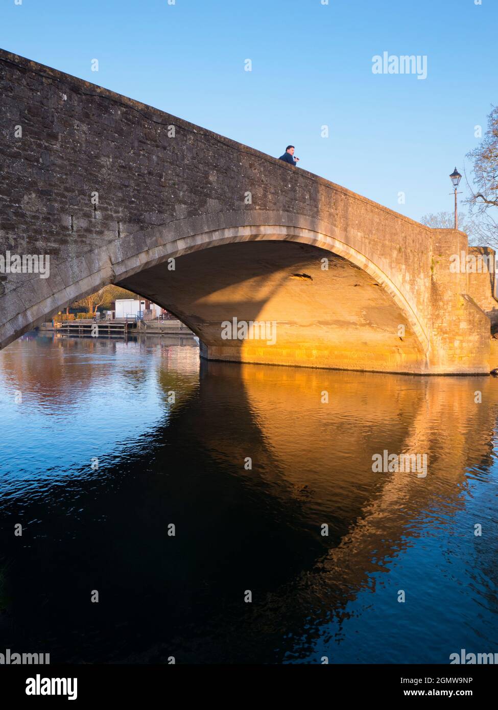 Abingdon, Angleterre - 31 mars 2021; une personne en vue, traversant le pont. Abingdon-on-Thames est la plus ancienne ville d'Angleterre. Ici nous voyons le Banque D'Images