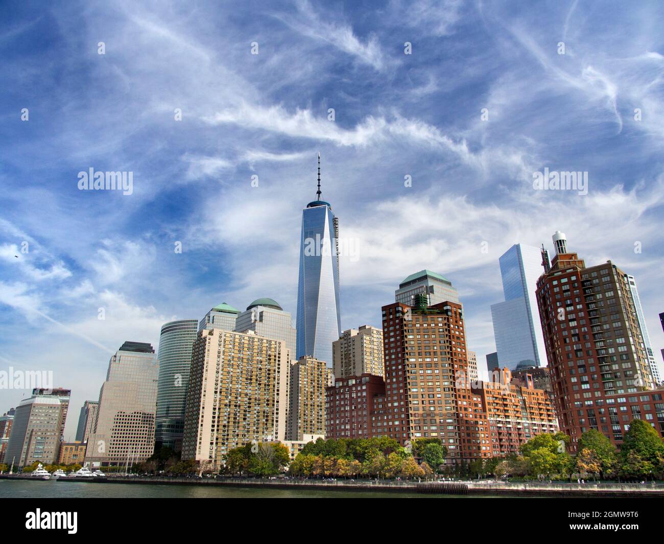 New York, États-Unis - 3 novembre 2013. Vue spectaculaire sur le centre-ville et les gratte-ciel de Lower Manhattan avec un magnifique ciel du début de l'hiver, vue depuis un touri Banque D'Images