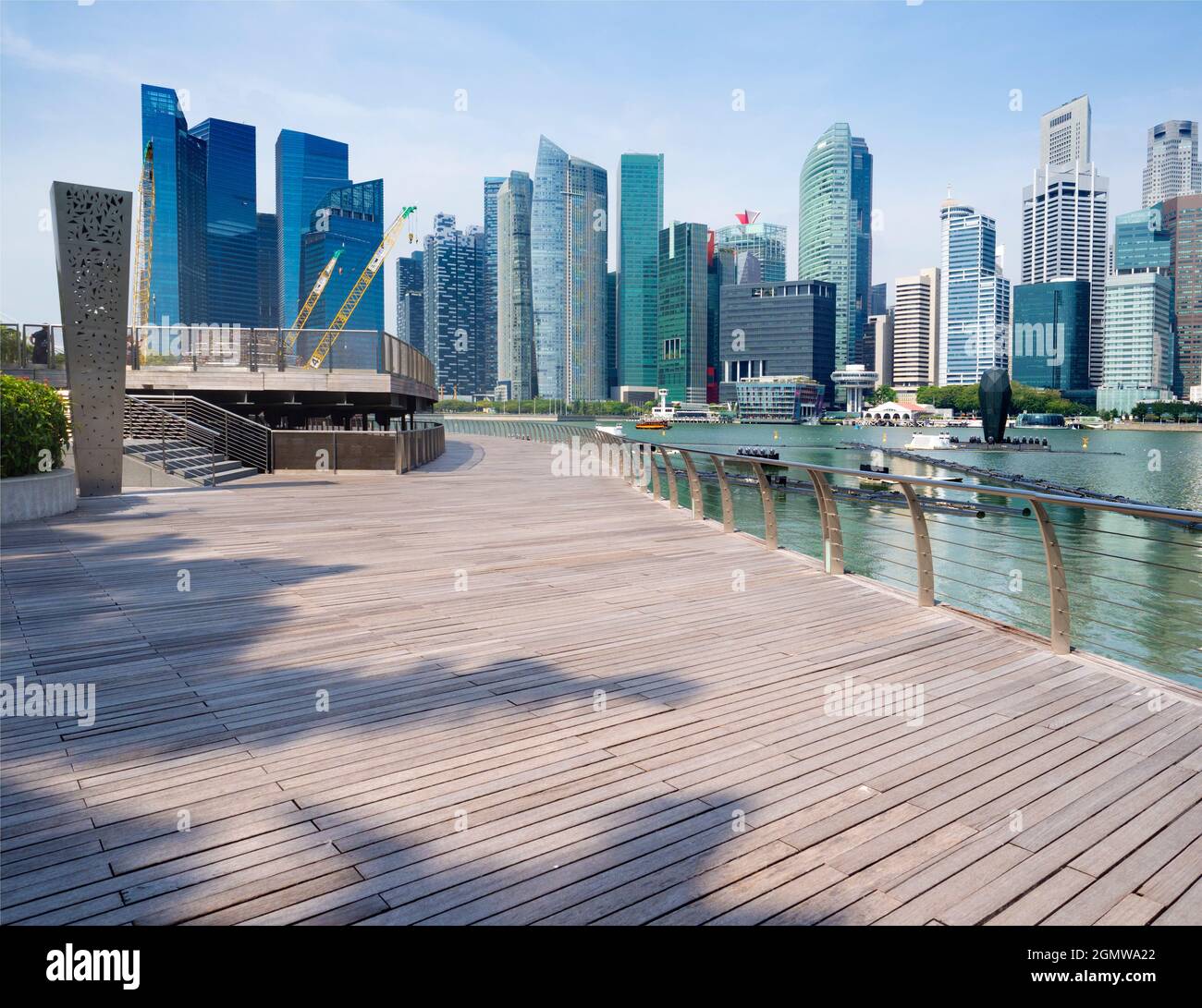 Marina Bay, Singapour - 4,5 mars 2019. Du front de mer de Marina Bay, vous pouvez voir le centre-ville moderne de la ville. Au premier plan est Banque D'Images