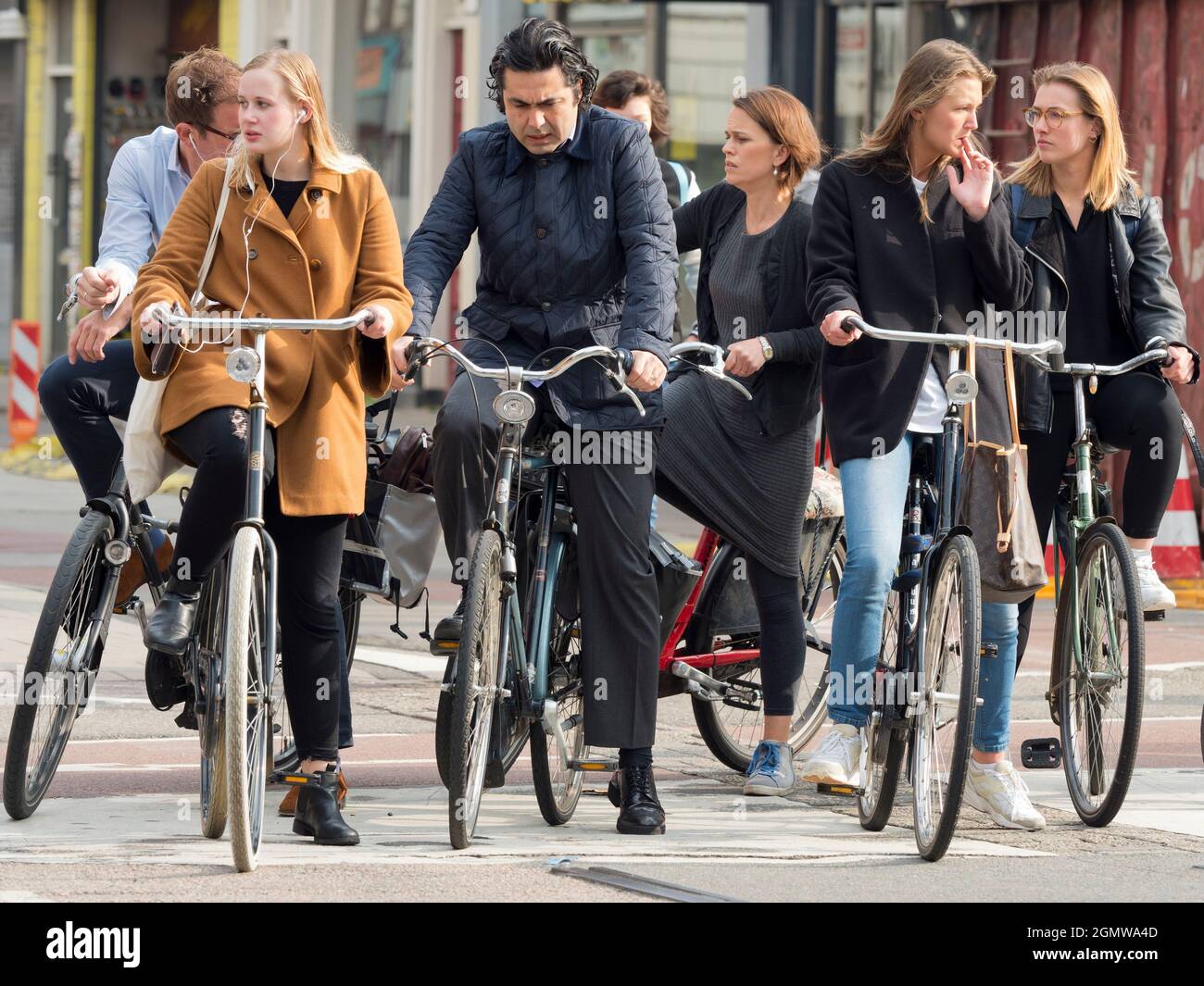 Amsterdam, pays-Bas - 26 mai 2016; sept cyclistes en vue. Les vélos sont la règle d'Amsterdam. Le transport est particulièrement turvy ici, où les motards agressifs s'ébaisent Banque D'Images