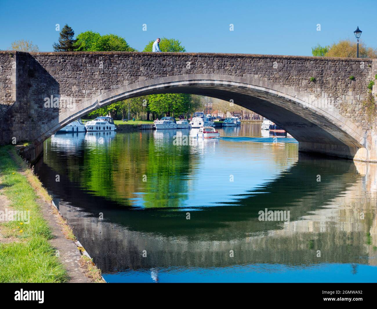Abingdon, Angleterre - 21 avril 2019 Abingdon prétend être la plus ancienne ville d'Angleterre. C'est son célèbre pont médiéval en pierre, sur une fine secousse de printemps Banque D'Images