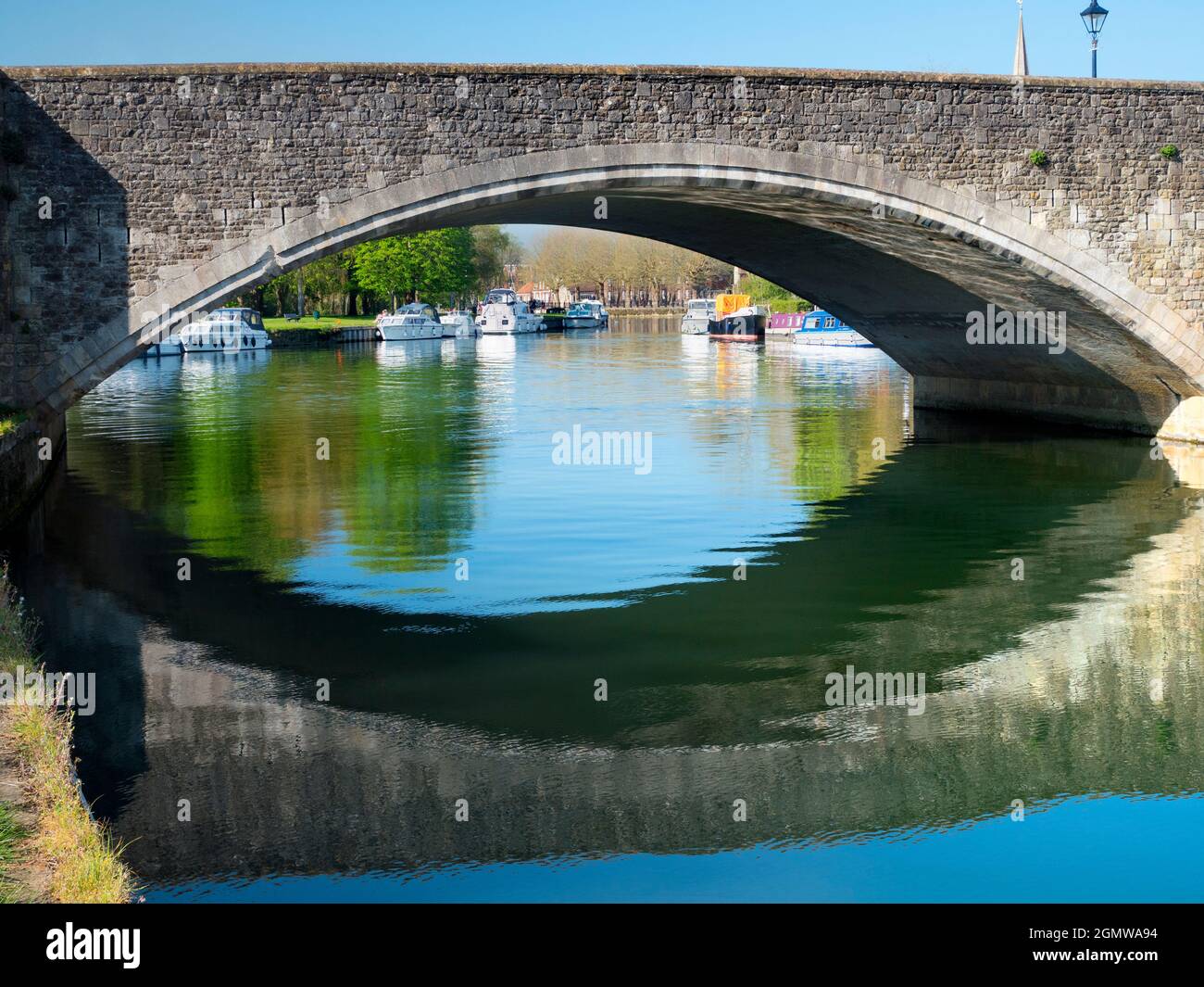 Abingdon, Angleterre - 21 avril 2019 Abingdon prétend être la plus ancienne ville d'Angleterre. C'est son célèbre pont médiéval en pierre, sur une fine secousse de printemps Banque D'Images