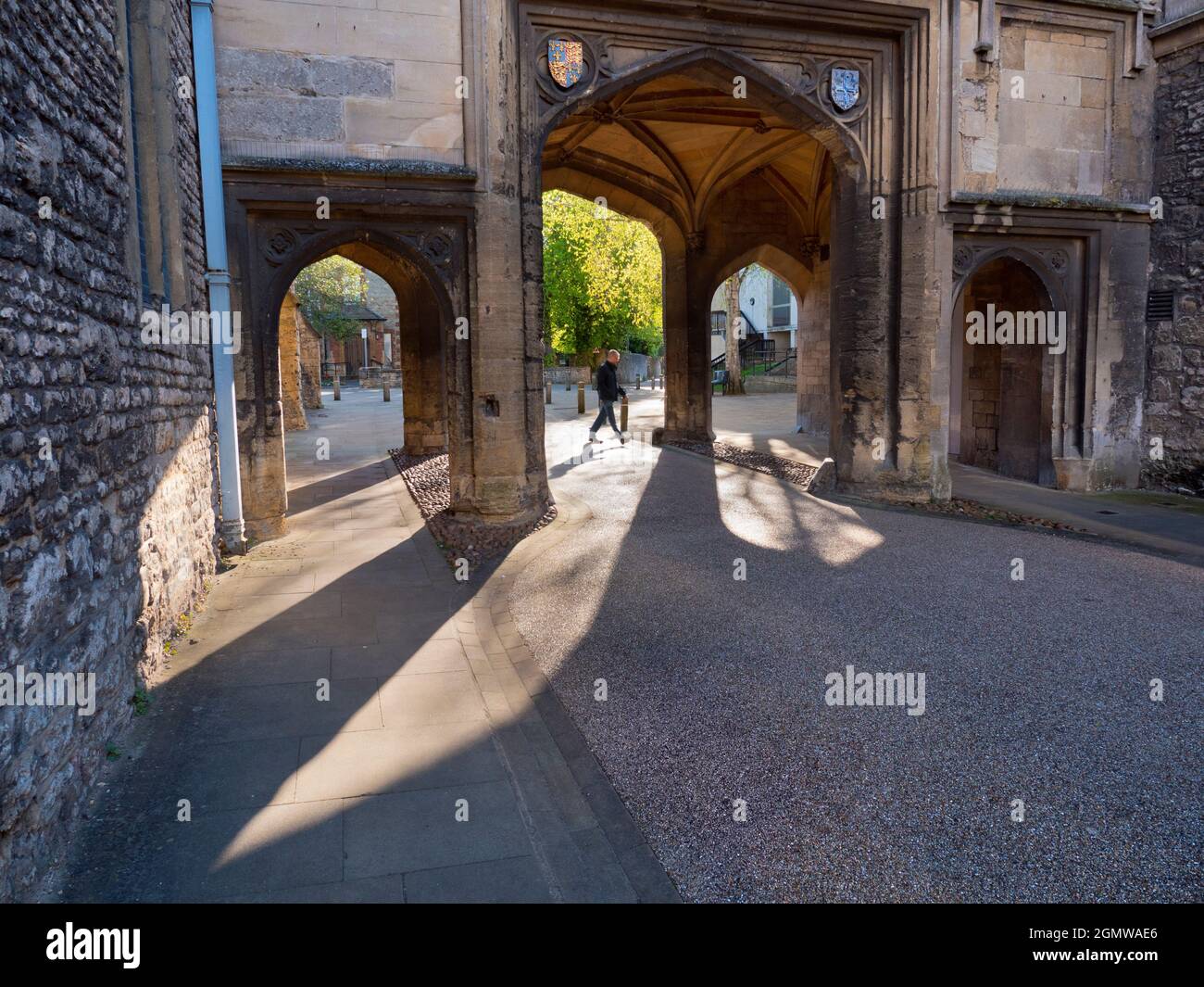 Abingdon, Angleterre - 21 avril 2020 ; un homme qui marche en vue. Abingdon prétend être la plus ancienne ville d'Angleterre. Voici l'un des points de repère de sa Banque D'Images