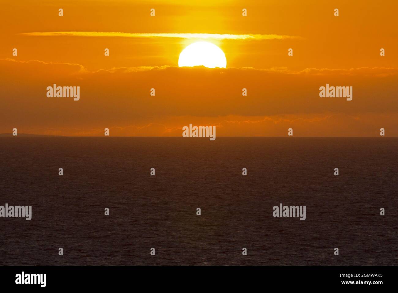Mer Baltique, juin 2011 ; authentique soleil de minuit. Très joli, mais pas tellement amusant quand vous essayez de dormir... Banque D'Images