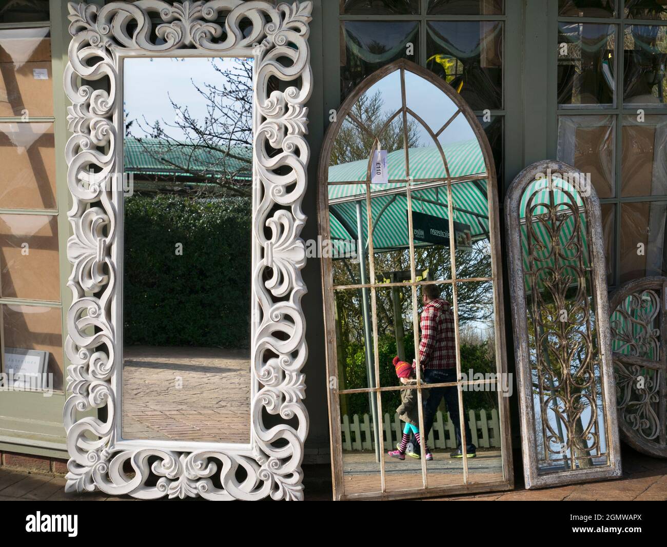 Miroir, miroir sur le mur... vu dans un Garden Center à Oxfordshire, Angleterre. Chacun crée son propre monde. Banque D'Images