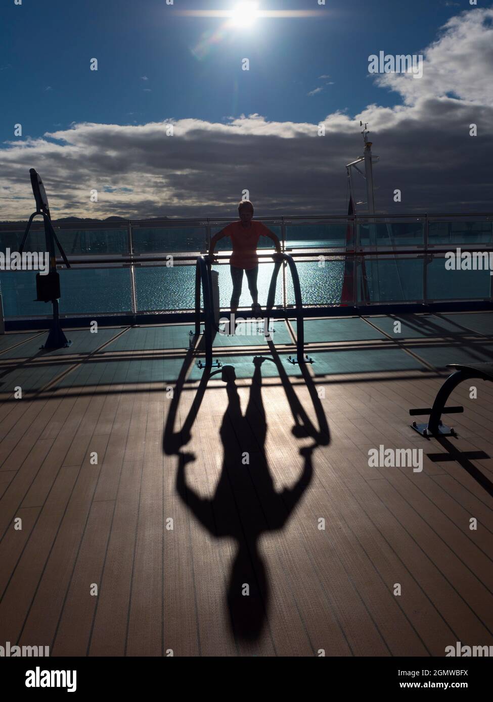 Tasman Sea Off New Zealand - 25 février 2019 ; une femme silhouetée en vue. Les croisières modernes ne sont plus une excuse débridée pour manger lourd, re Banque D'Images