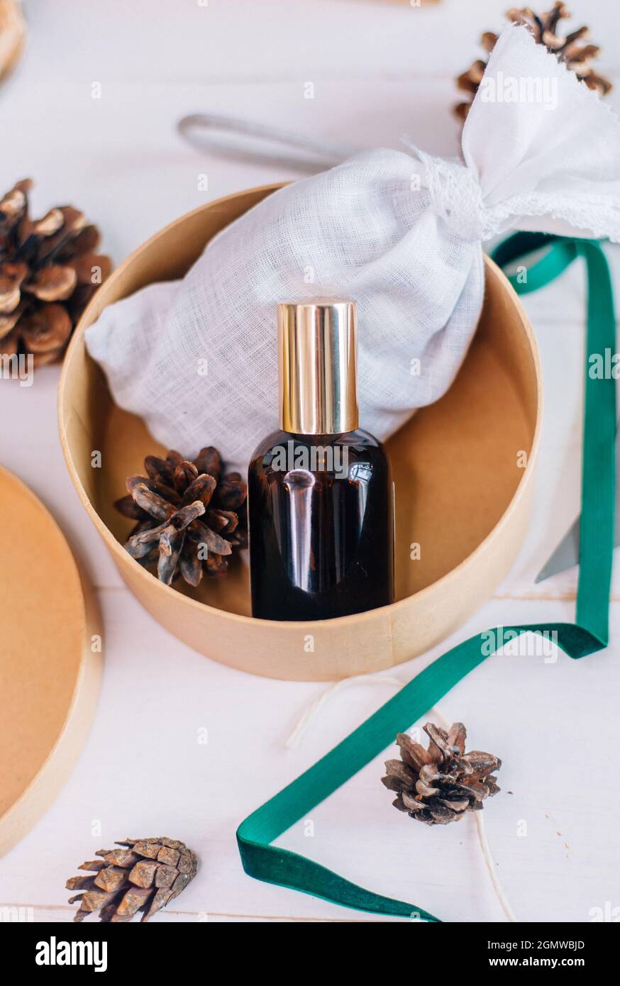 Une maquette d'une bouteille en verre avec un produit cosmétique comme cadeau de Noël. Banque D'Images