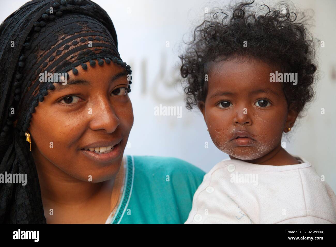 Assouan, Égypte - 3 décembre 2010; femme et enfant en balle. Tourné dans un petit village nubien sur la rive ouest du Nil, près d'Assouan. Les gens là-bas Banque D'Images