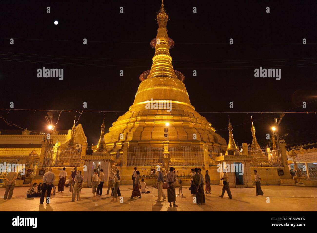 Yangon, Myanmar - 22 janvier 2013; prier et visiter ne s'arrête jamais... La Pagode Botatung Kyaik de ATT ('1000 officiers militaires') est littéralement un Banque D'Images