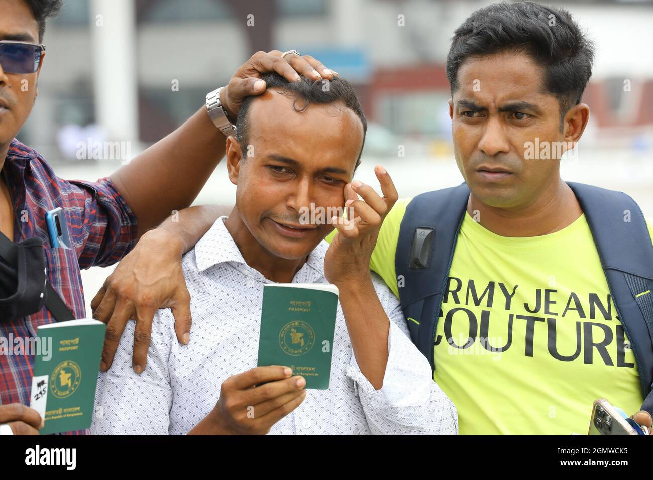 Non exclusif: DHAKA CITY, BANGLADESH - 20 SEPTEMBRE 2021: Un travailleur migrant bangladais pleure en raison de son absence dans le pays qui travaille dans le golfe Banque D'Images