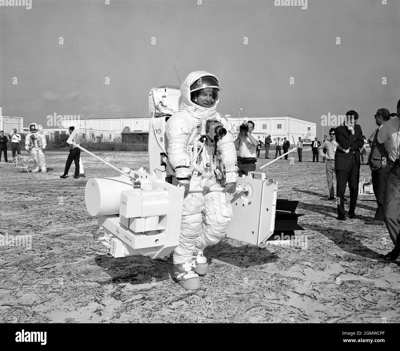 (28 janv. 1970) --- l'astronaute James A. Lovell Jr., commandant de la mission d'atterrissage lunaire Apollo 13, participe à une présentation du calendrier des activités extravéhiculaires au Centre spatial Kennedy. Ici, Lovell, en utilisant des maquettes, traverse les deux sous-paquets du paquet Apollo Lunar surface Experiments (ALSEP). L'astronaute Fred W. Haise Jr., pilote de module lunaire, se trouve sur le fond gauche. Banque D'Images