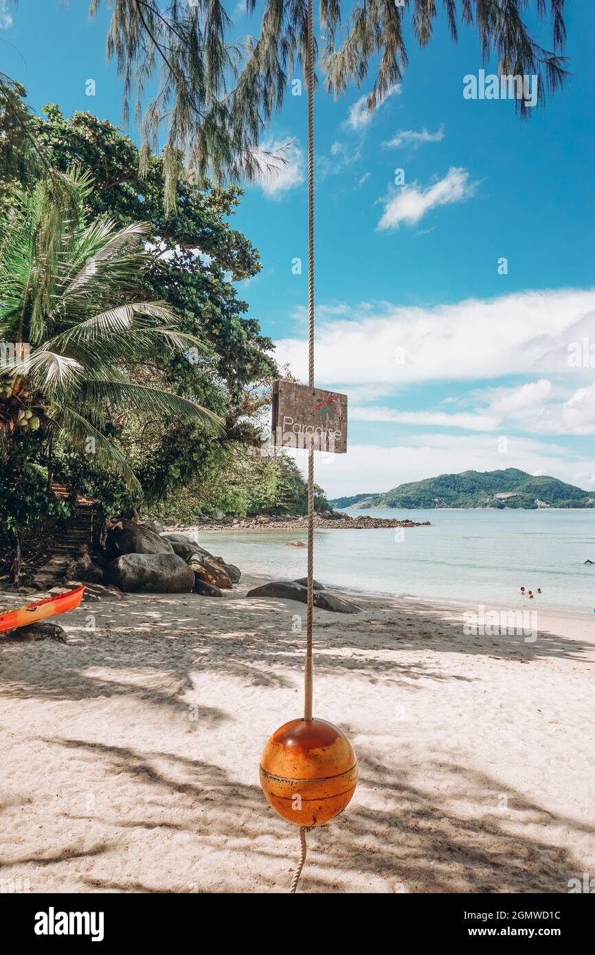 Paradise Beach à Phuket, Thaïlande. Le beau sable blanc doux et les palmiers tropicaux succulents sont le meilleur endroit pour se détendre au bord de l'océan. Banque D'Images