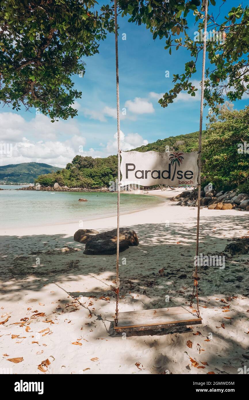 Paradise Beach à Phuket, Thaïlande. Le beau sable blanc doux et les palmiers tropicaux succulents sont le meilleur endroit pour se détendre au bord de l'océan. Banque D'Images