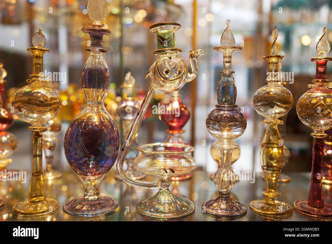 Le Caire, Egypte - 8 décembre 2010; Une variété sauvage de bouteilles de parfum fantaisistes dans une vitrine au Caire, Egypte. Parfums en Egypte o retour un long, long chemin Banque D'Images