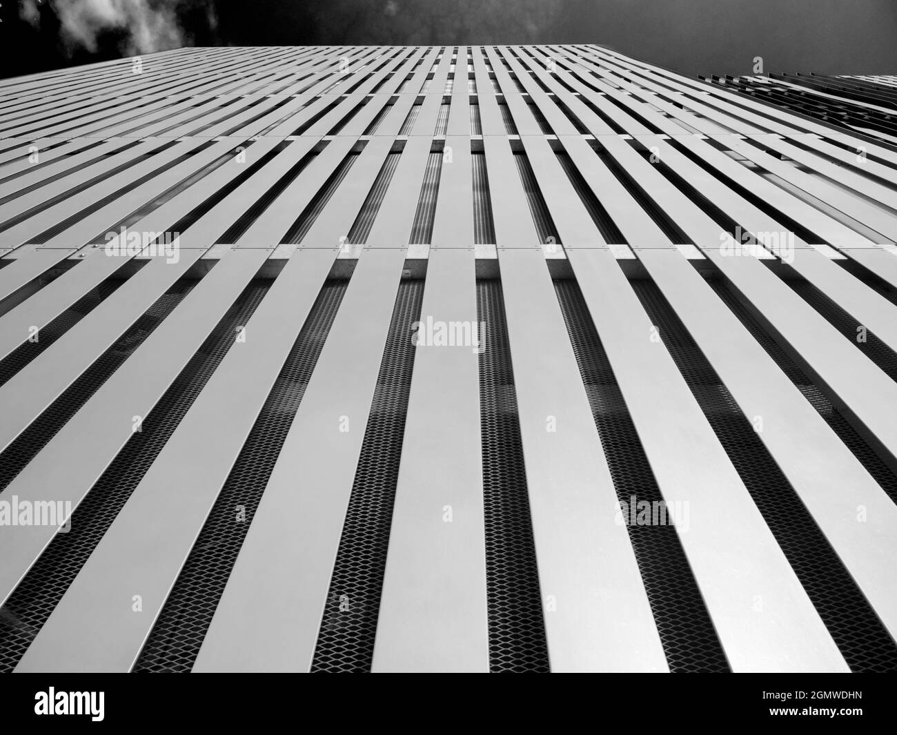 Oxford, Angleterre - 31 mars 2021 ; pas de personne en balle. Vue directe sur la façade d'un parking dans le campus Old Road d'Oxford. Très linéaire et Mo Banque D'Images