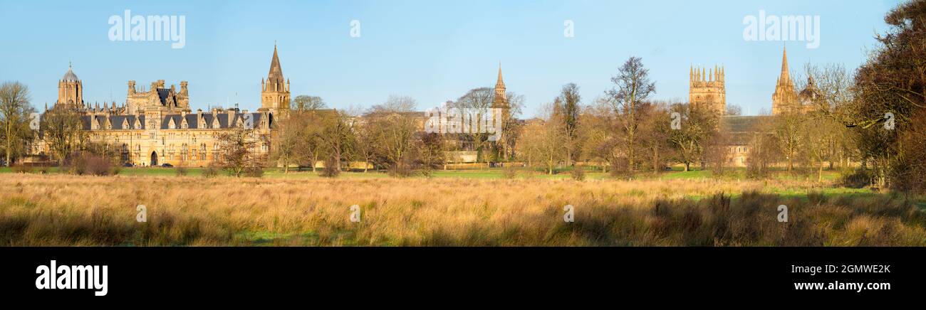Oxford, Angleterre - 18 janvier 2020; pas de personnes en vue. Une superbe vue panoramique sur les sites d'Oxford depuis la rivière Cherwell, en admirant l'église Christ Church Banque D'Images