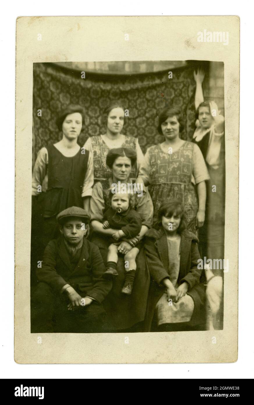Carte postale originale du début des années 1920, portrait en plein air, toile de fond improvisée, mère de classe ouvrière, avec ses sœurs ou amis et enfants, personnages, Royaume-Uni Banque D'Images