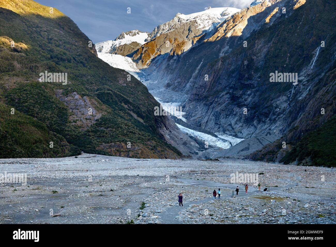 South Island, Nouvelle-Zélande - 19 mai 2012 base du glacier  François-Joseph. Une ligne de randonneurs prennent dans le paysage  magnifique. Le glacier est situé sur Photo Stock - Alamy