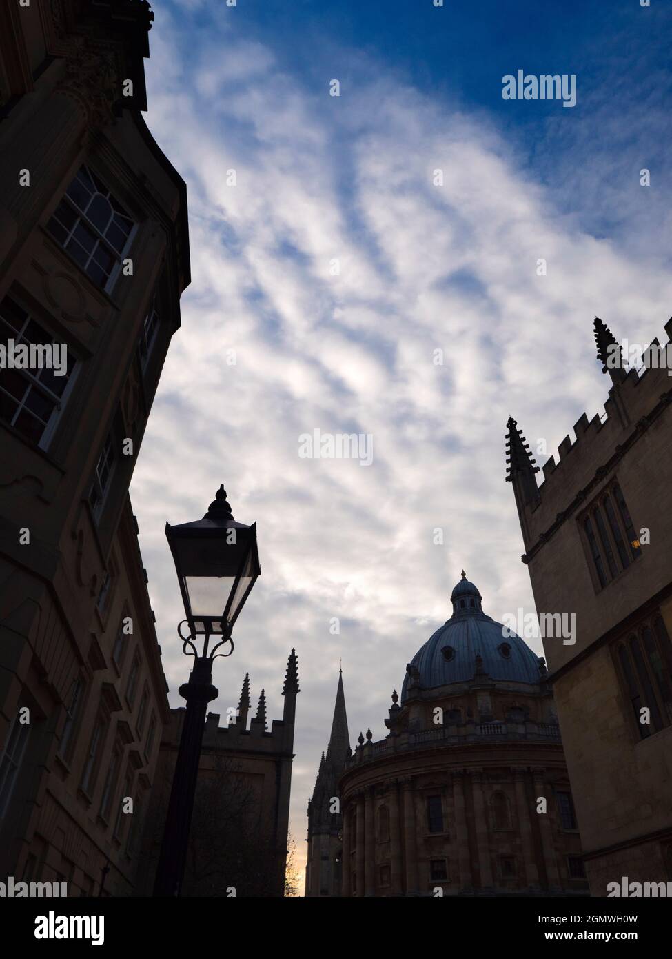 Oxford, Angleterre - 3 décembre 2019 la place Radcliffe se trouve au cœur de la ville historique d'Oxford. La scène centrale est prise par la caméra ronde Radcliffe; ce di Banque D'Images