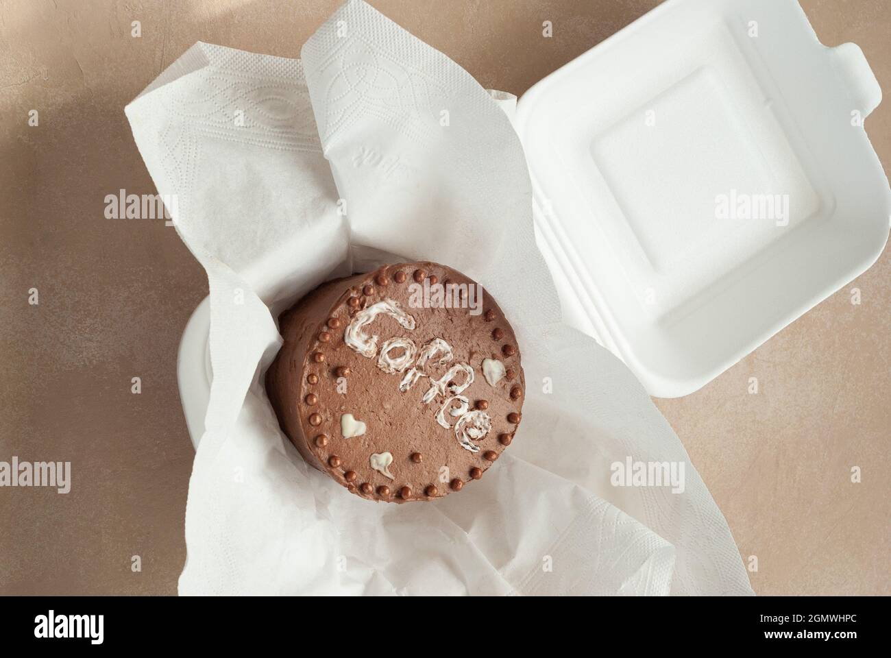 Bento. Petit gâteau coréen dans une boîte à lunch avec bougie Banque D'Images