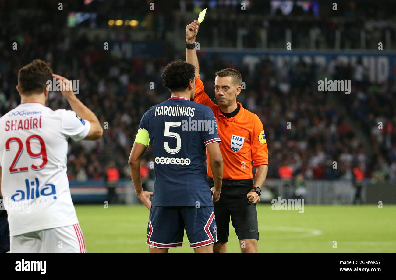 Arbitre Clément Turpin donne une carte jaune à Marquinhos de PSG lors du  championnat français Ligue 1 de football entre Paris Saint-Germain (PSG) et  Olympique Lyonnais le 19 septembre 2021 au stade
