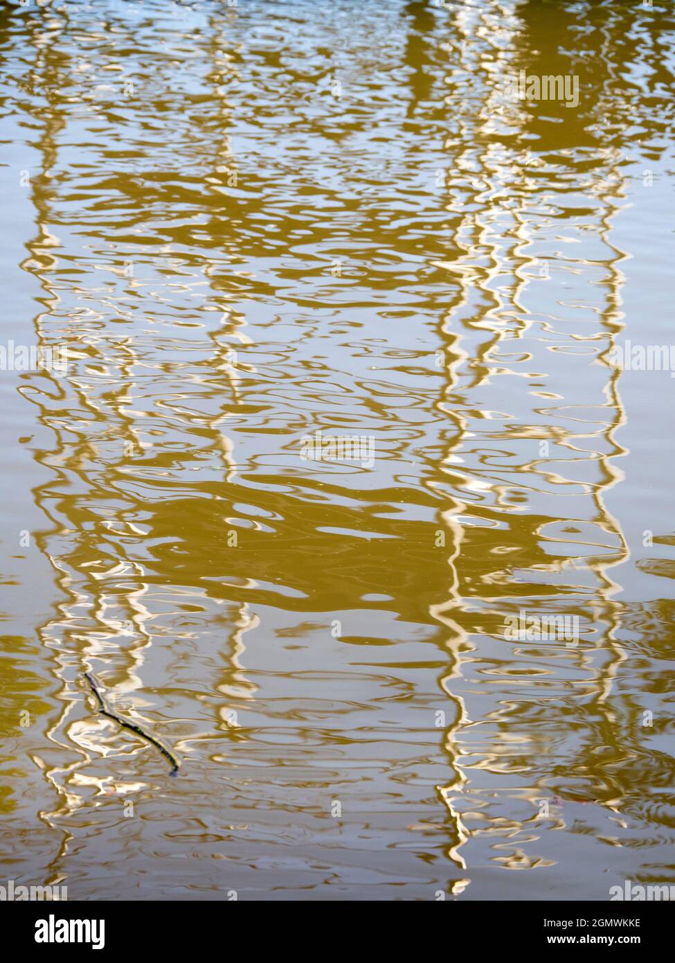 Oxford, Angleterre - 21 mai 2019 vous pouvez voir la beauté abstraite n'importe où, si vous regardez et restez au courant. Voici un bon exemple : l'échafaudage se reflète dans Banque D'Images