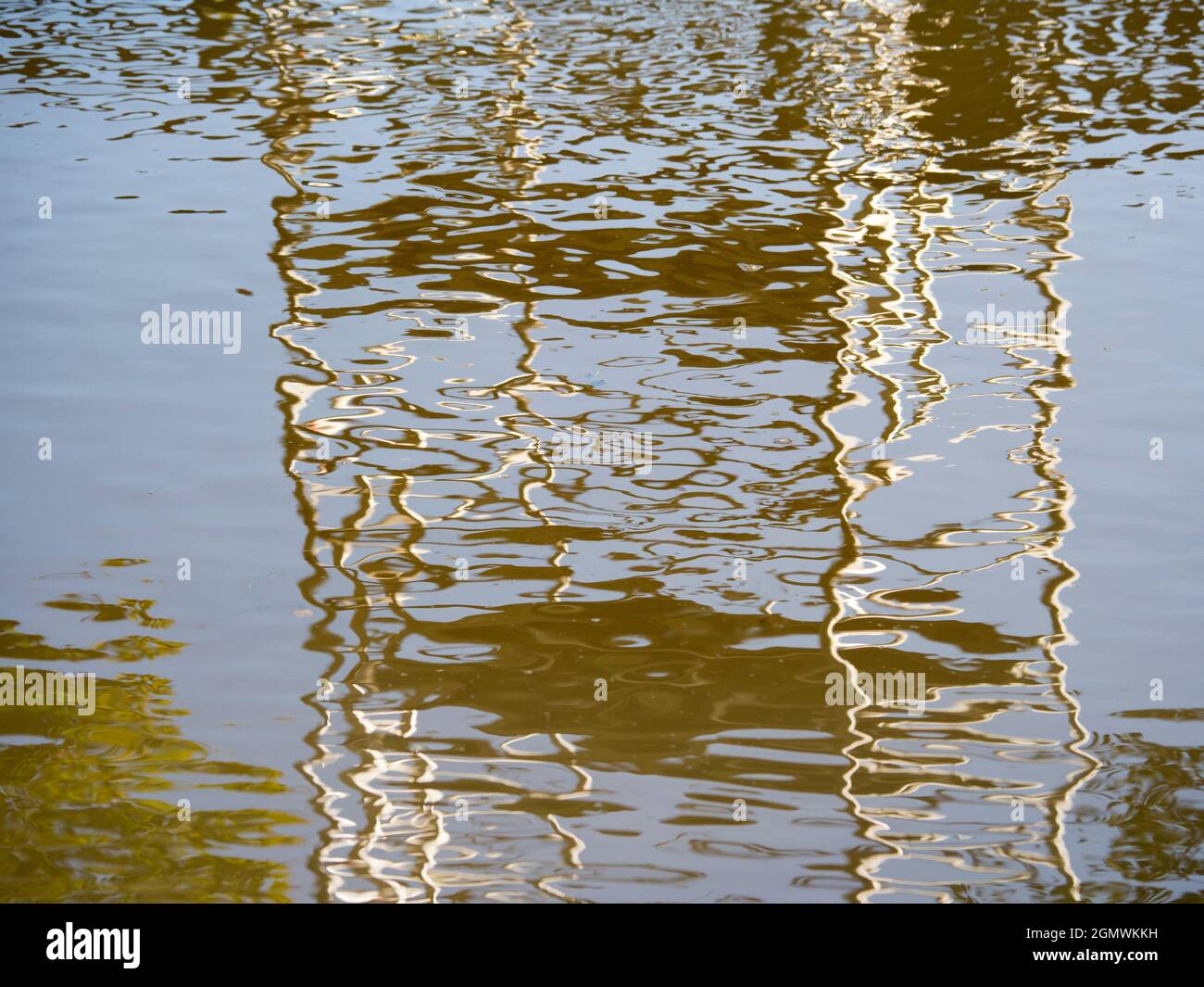 Oxford, Angleterre - 21 mai 2019 vous pouvez voir la beauté abstraite n'importe où, si vous regardez et restez au courant. Voici un bon exemple : l'échafaudage se reflète dans Banque D'Images