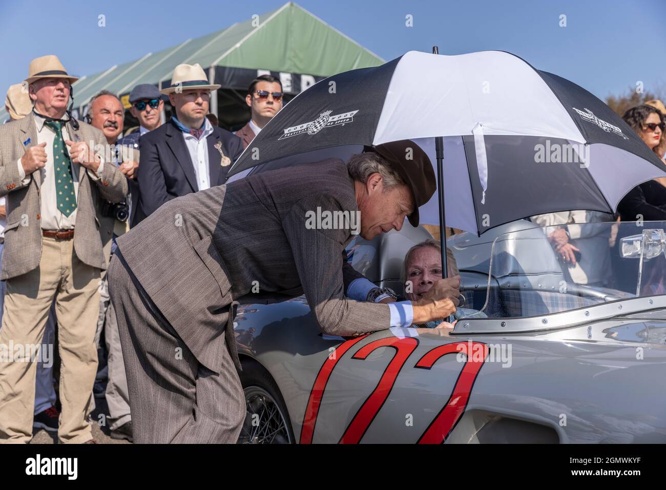 Track moment and Parade, hommage à Sir Stirling Moss, en présence de Susie Moss, Jackie Stewart et Damon Hill, Goodwood Revival, Sussex, Angleterre, Royaume-Uni Banque D'Images