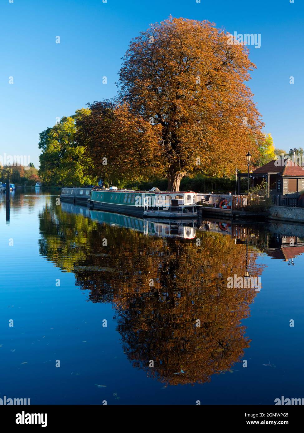 Oxford, Angleterre - 20 octobre 2018 Scène automnale lumineuse de deux bateaux amarrés par Sandford Lock sur la Tamise, Oxfordshire. C'est calme Banque D'Images