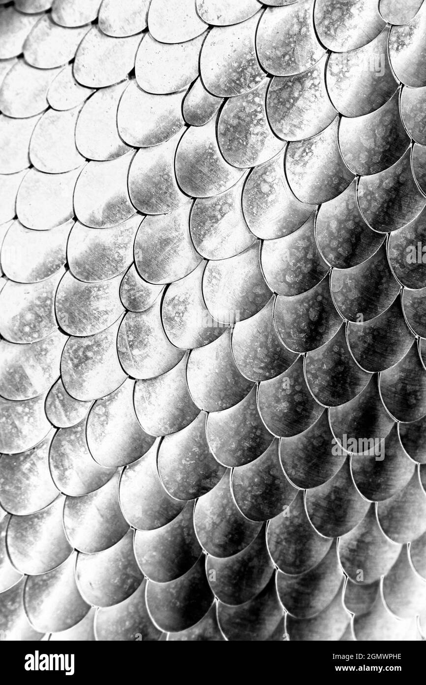 Radley, Oxfordshire, Angleterre- 16 mai 2013 cela a commencé comme une image de la balance en métal sur une sculpture à la maison de jokey d'un poisson. Mais puis j'ai eu l'aventuru Banque D'Images Radley, Oxfordshire, Angleterre- 16 mai 2013 cela a commencé comme une image de la balance en métal sur une sculpture à la maison de jokey d'un poisson. Mais puis j'ai eu l'aventuru Banque D'Images