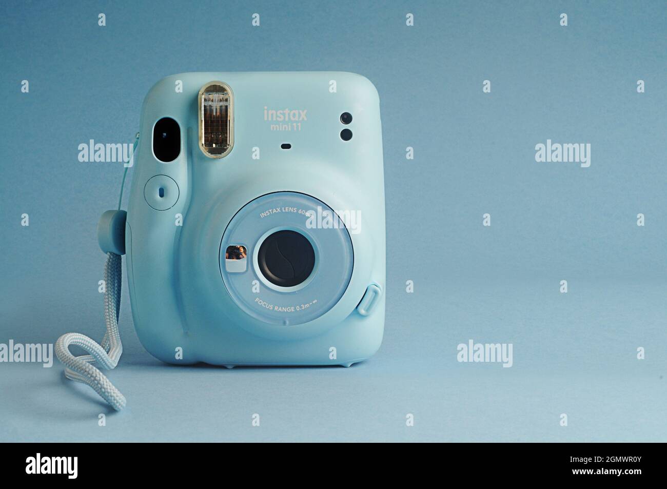 Appareil photo rétro. Caméra bleue Polaroid instantanée: FUJIFILM INSTAX  Mini 11 Instant film Camera Photo Stock - Alamy