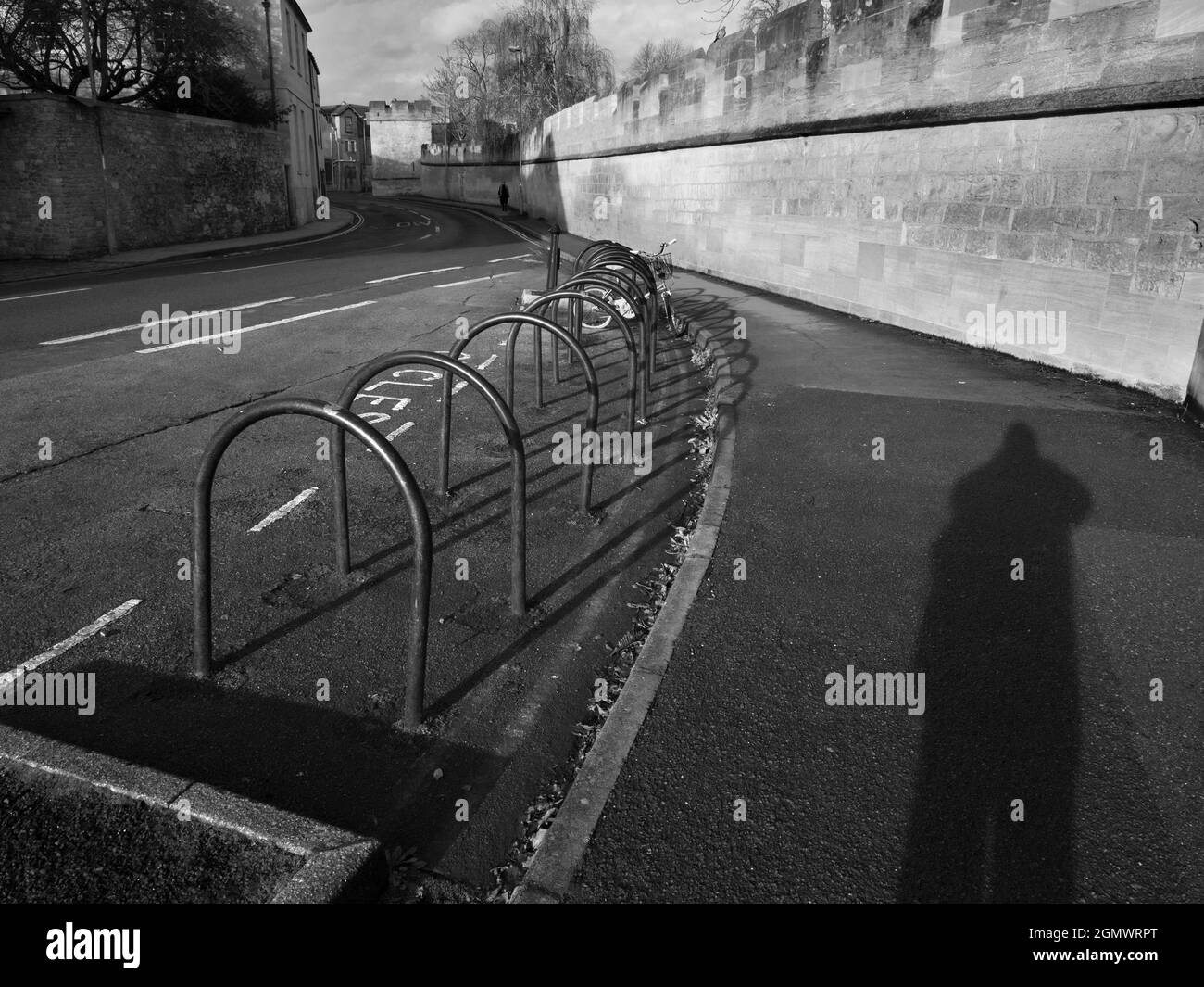 Oxford, Angleterre - 18 décembre 2019 ; une personne en vue. C'est Longwall Street - ainsi appelé parce qu'une grande partie de sa longueur comporte la longue exte de pierre Banque D'Images