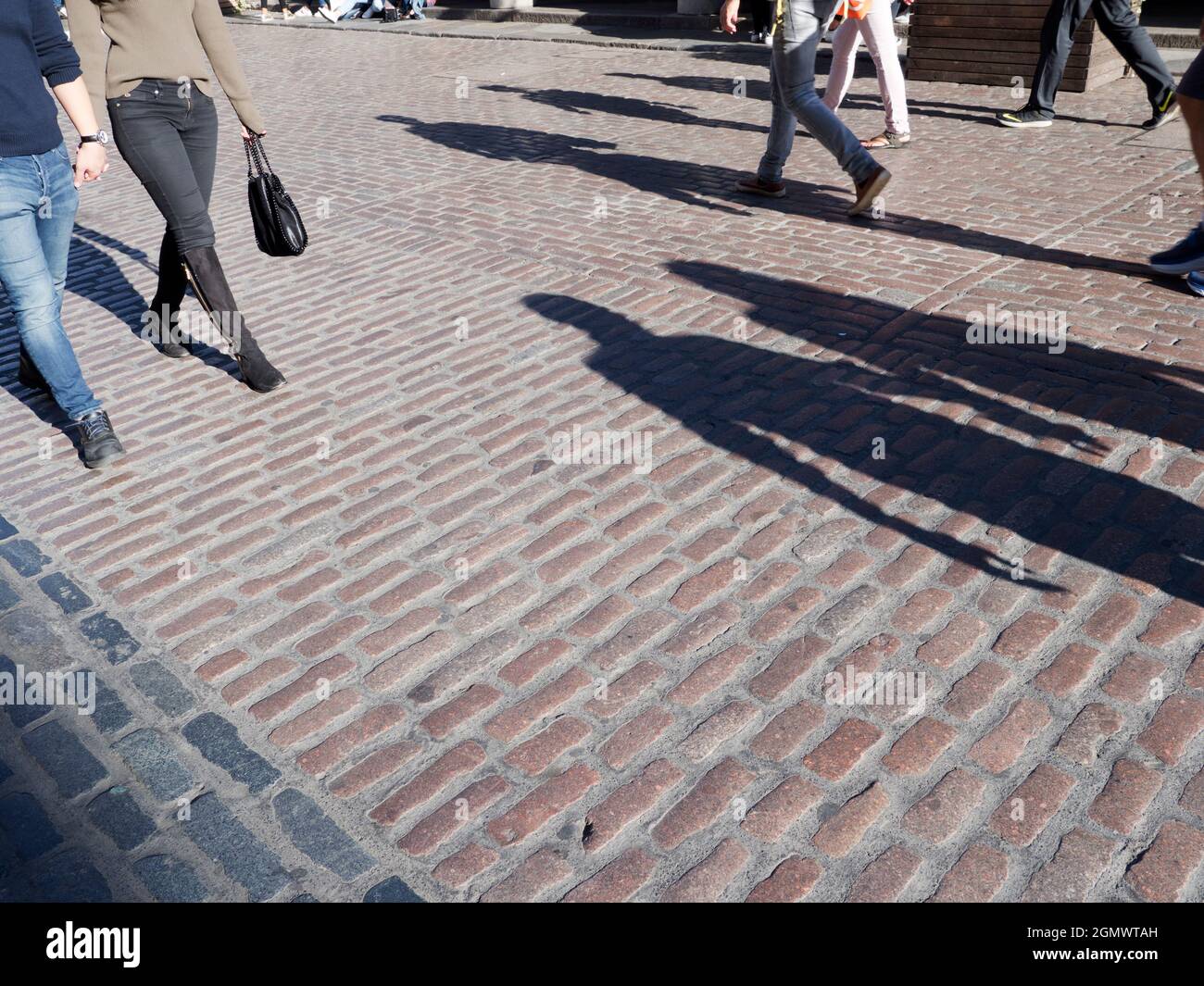 Londres, Angleterre - 16 septembre 2018 ; des personnes et des parties du corps sont montrées, marchant le long des pavés. Covent Garden a été un raunchy, divers et Banque D'Images