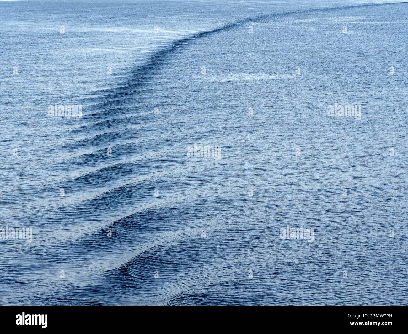 Eidfjord, Norvège - 31 mai 2016 comme toutes ces caractéristiques géologiques, l'Eifjord est une longue et étroite crique avec des flancs ou des falaises abruptes, créée par l'érosi glaciaire Banque D'Images