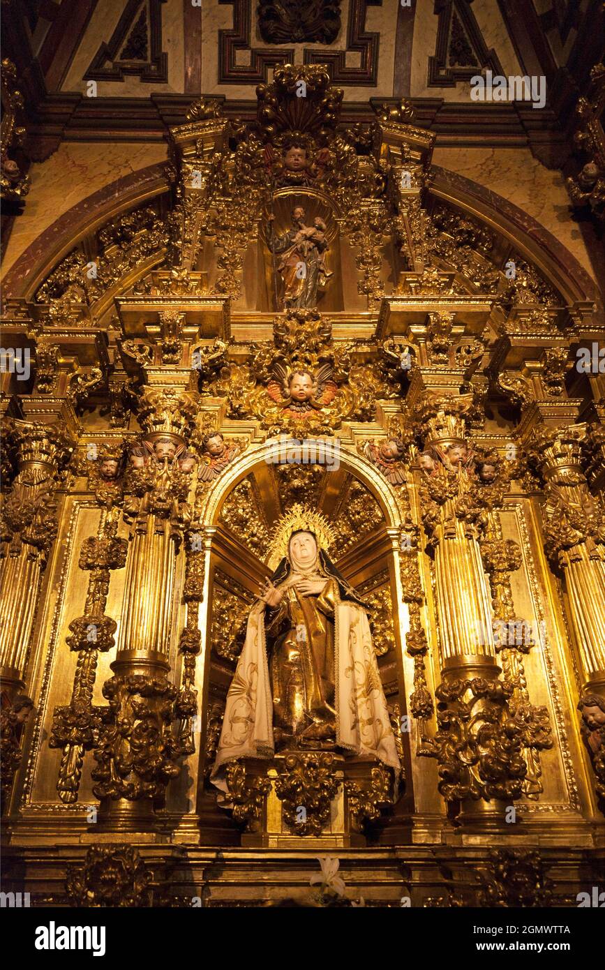 Ce somptueux sanctuaire incrusté d'or commémore Saint Teresa de çvila, qui était un éminent mystique espagnol, saint catholique romain, Carmélite nun, auteur Banque D'Images