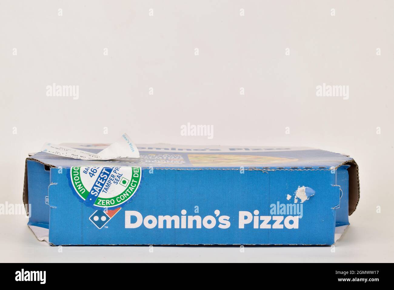 Inde, New Delhi- 08 juin 2021, Domino Pizza Parcel sur fond blanc Banque D'Images