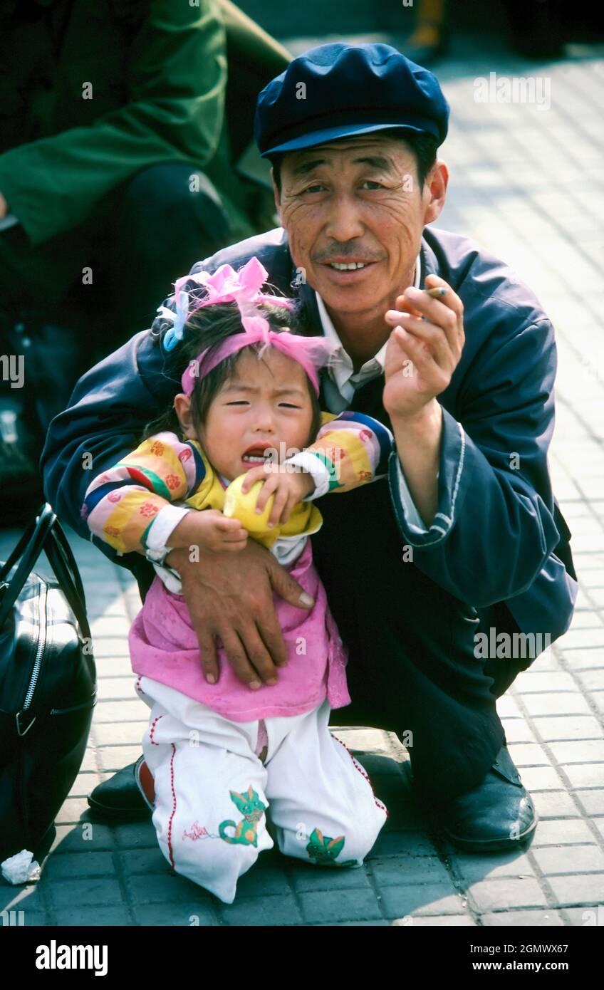 Tienanmen Square - Mai 1982; l'une des choses les plus désagréables à propos de visiter la Chine est combien d'hommes (et c'est presque toujours des hommes) fument comme des cheminées. Banque D'Images