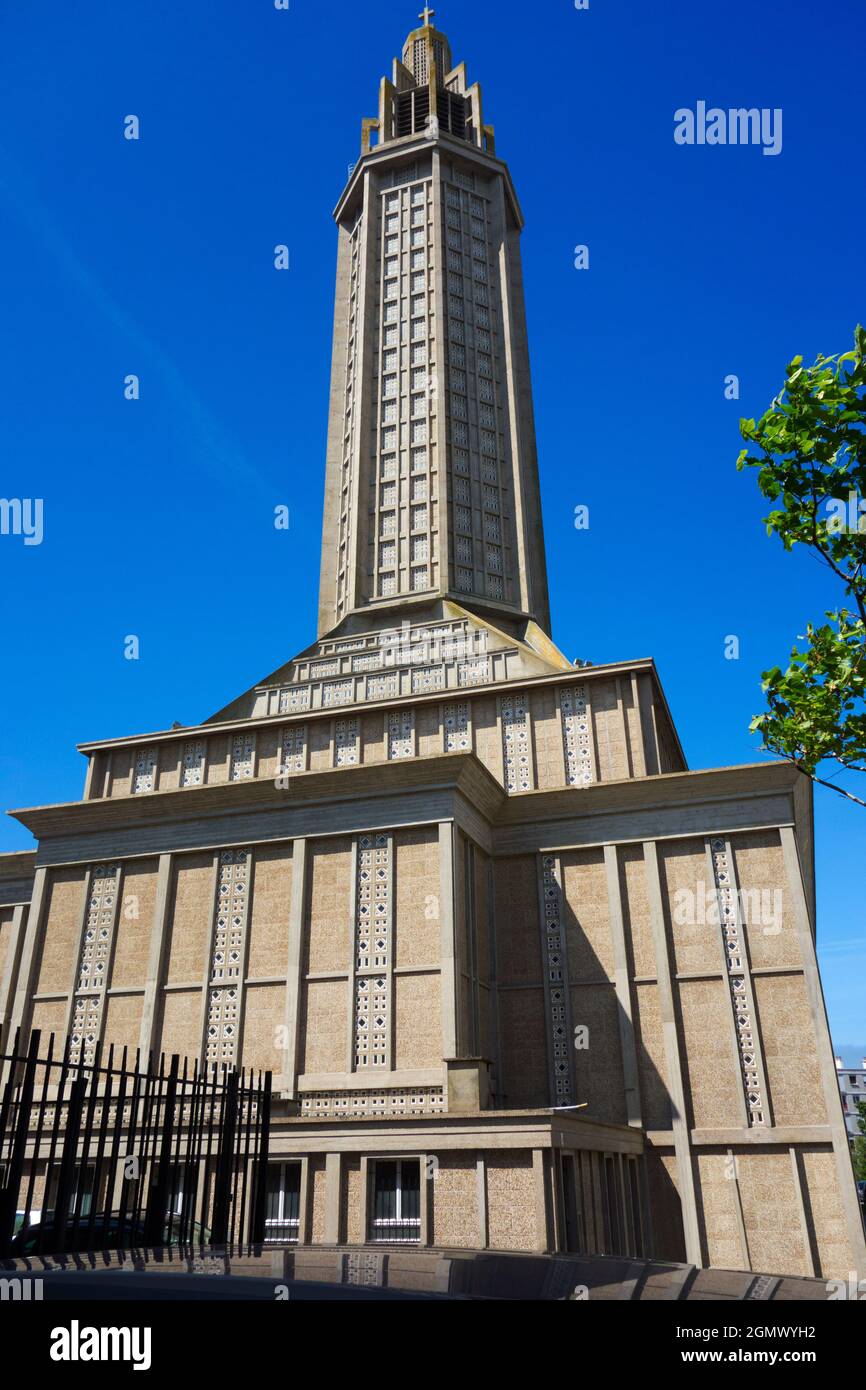 Le Havre, Normandie France - 30 mai 2017; c'est l'extérieur de l'étonnante église néo-gothique Saint-Joseph du Havre en France. C'est un Catol romain Banque D'Images