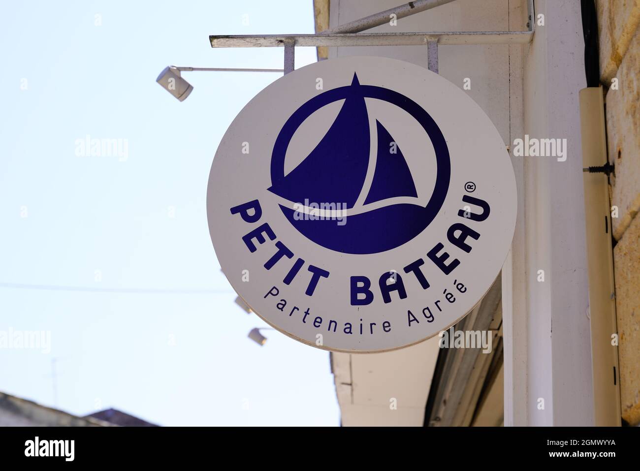 Bordeaux , Aquitaine France - 09 05 2021 : logo petit bateau marque et  texte du signe avant boutique vêtements mode enfants magasin de petit bateau  pour Photo Stock - Alamy