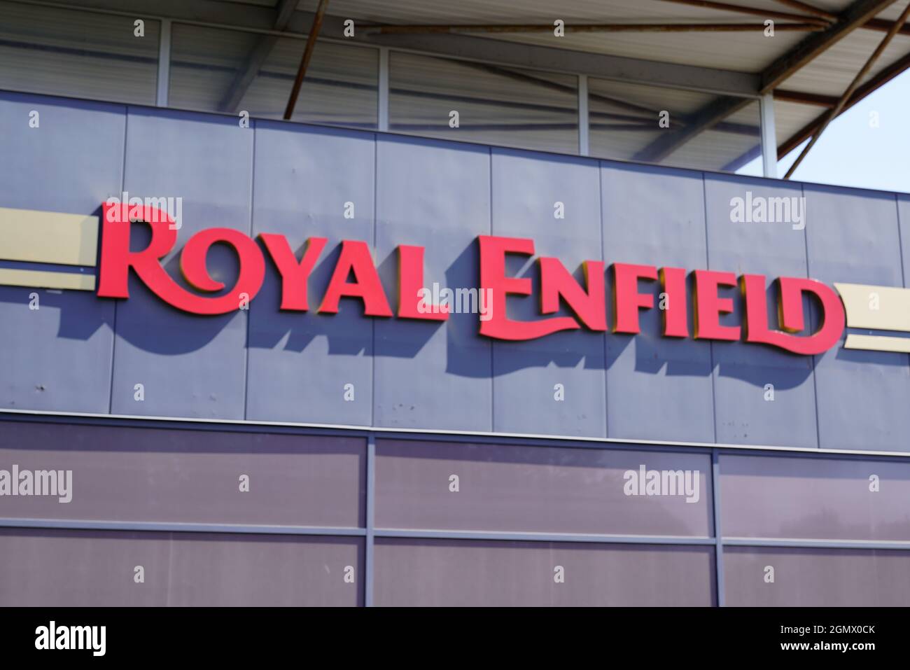 Bordeaux , Aquitaine France - 09 05 2021 : logo moto Royal Enfield marque  et texte signe de la concession motos indiennes magasin de moto vintage  Photo Stock - Alamy