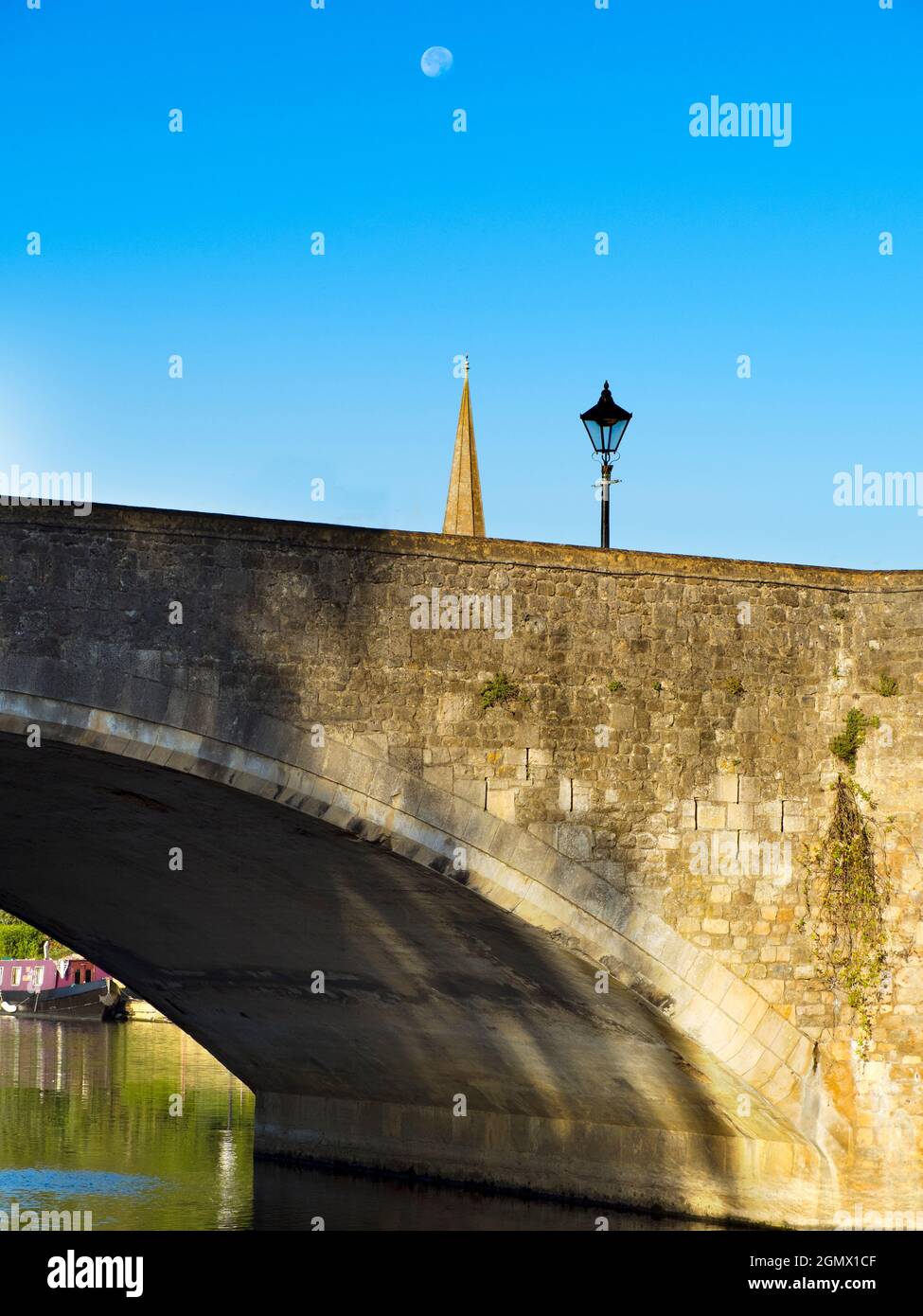 Abingdon, Angleterre - 5 septembre 2020; pas de personnes en vue. Abingdon prétend être la plus ancienne ville d'Angleterre. C'est sa fameuse bridg de pierre médiévale Banque D'Images