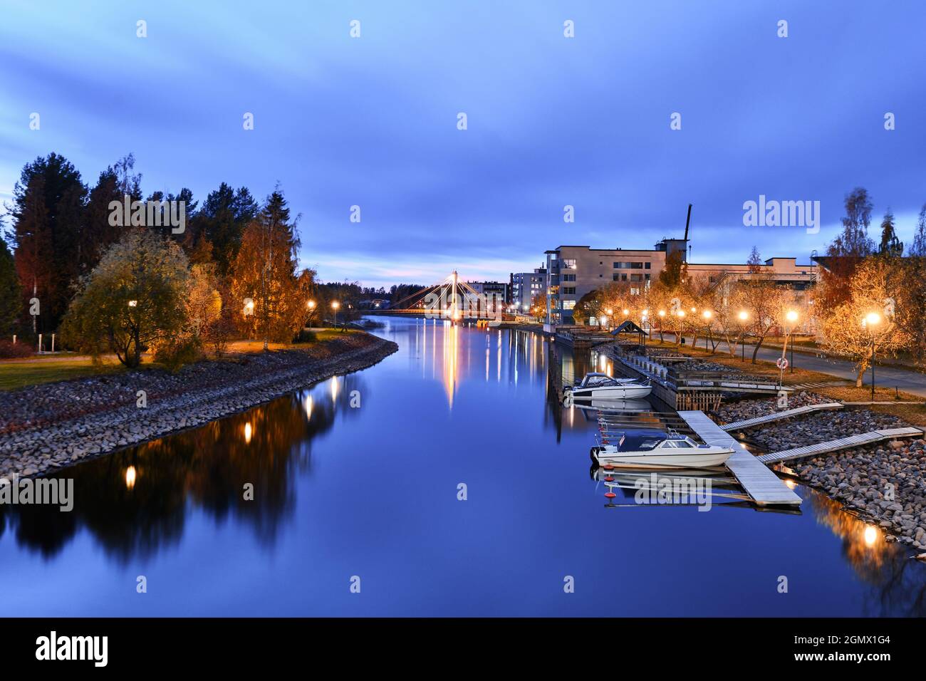 Rivière dans le quartier résidentiel en automne, bateaux amarrés, Joensuu, Finlande. Banque D'Images