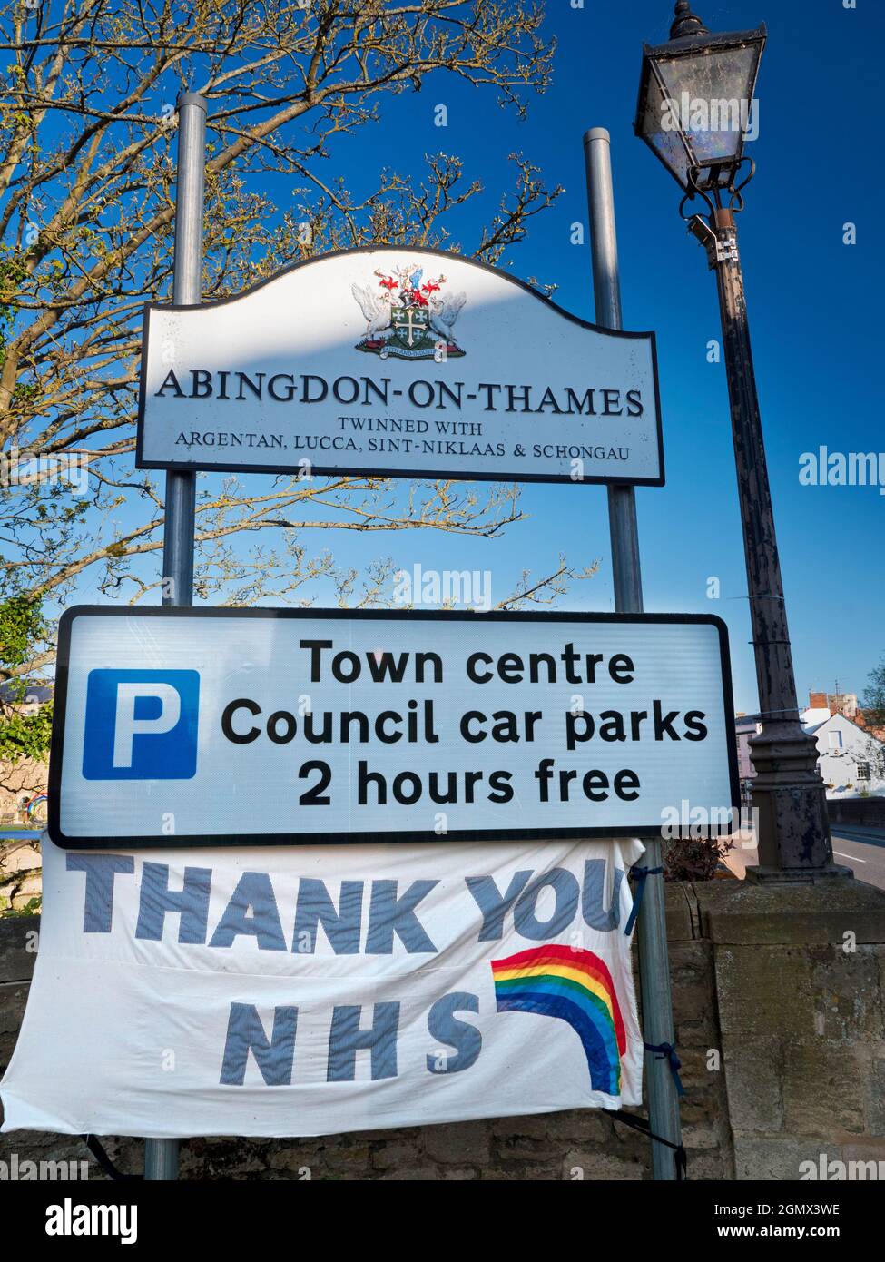 Abingdon, Angleterre - 21 avril 2020; pas de personnes en vue. Un signe des temps - un arc-en-ciel NHS merci bannière sur Abingdon Bridge, affiché pendant le pa Banque D'Images