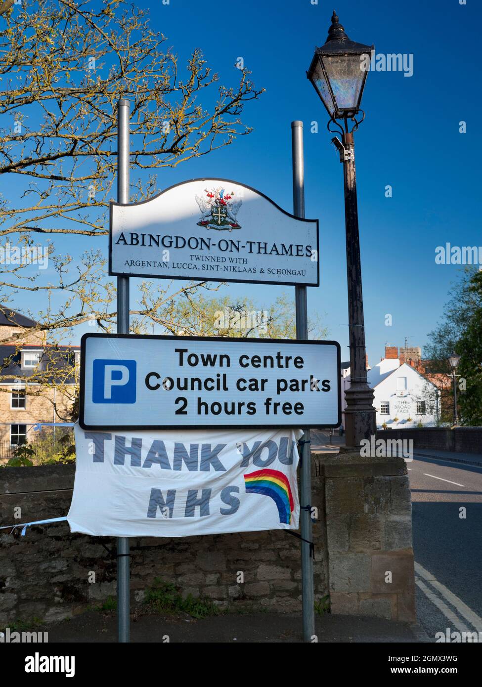 Abingdon, Angleterre - 21 avril 2020; pas de personnes en vue. Un signe des temps - un arc-en-ciel NHS merci bannière sur Abingdon Bridge, affiché pendant le pa Banque D'Images